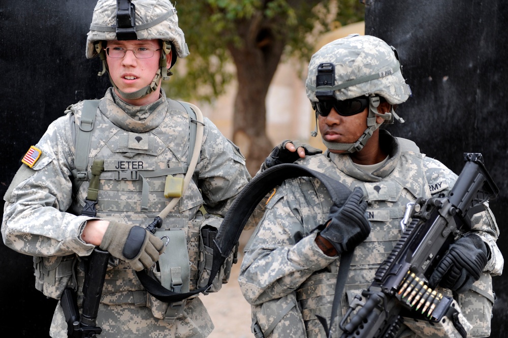 Patrol through the At Tannumah District in Basra