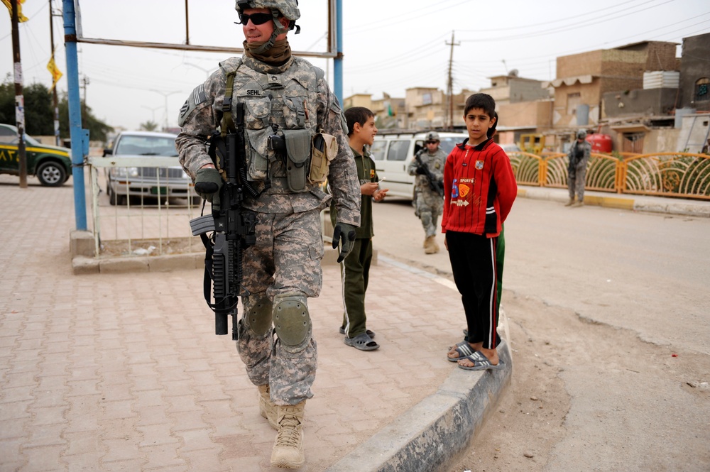 Patrol through the At Tannumah District in Basra