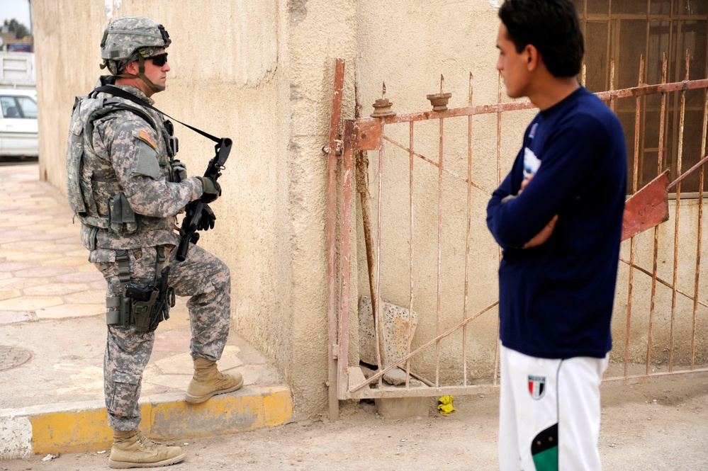 Patrol through the At Tannumah District in Basra, Iraq