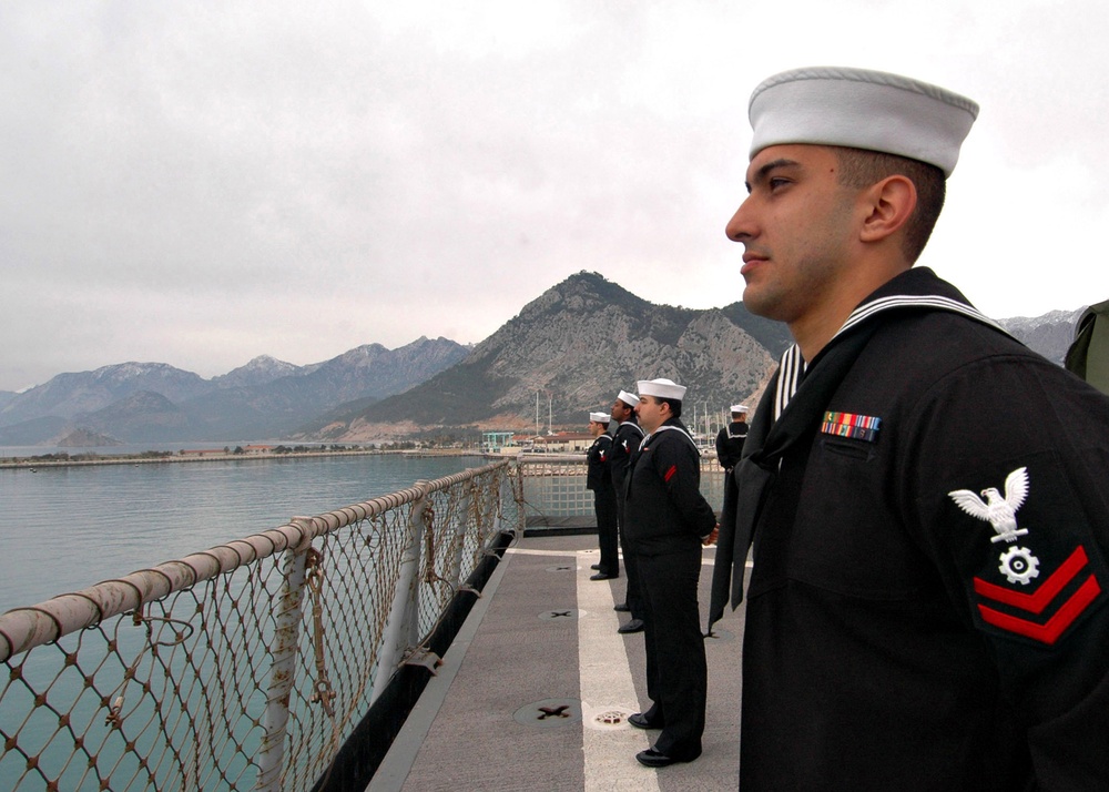 USS Carter Hall pulls into Turkey