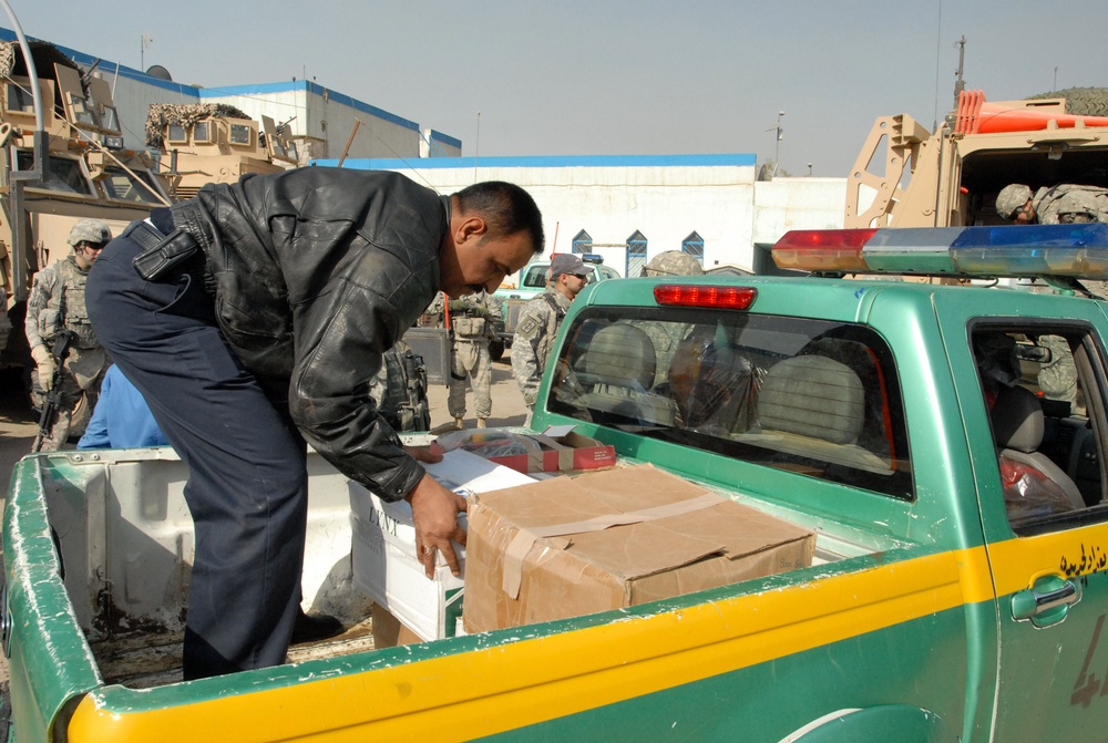 Iraqi police support local children