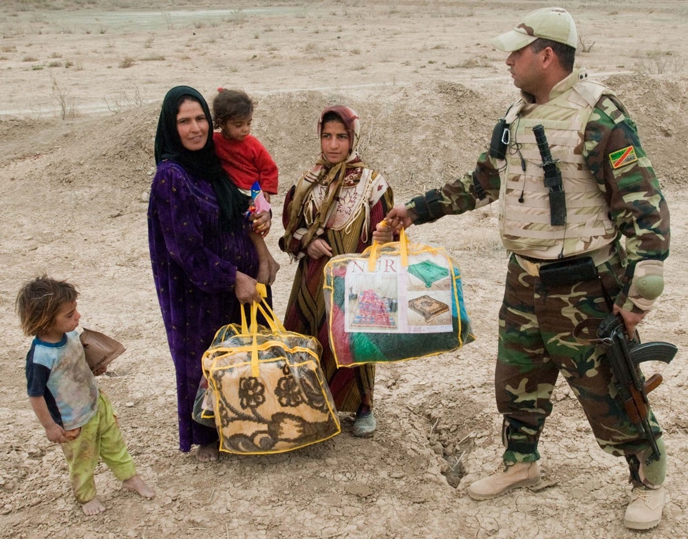 Iraqi soldiers provide blankets to Qal'at Salih citizens