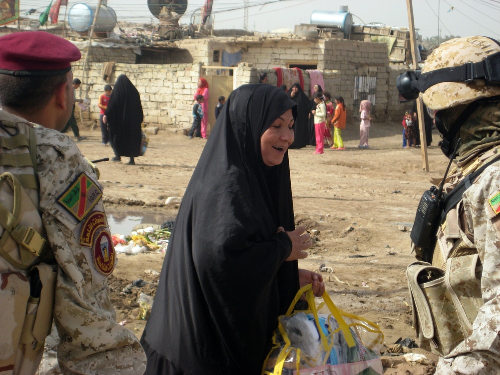 Iraqi Soldiers provide humanitarian Assistance In Maysan