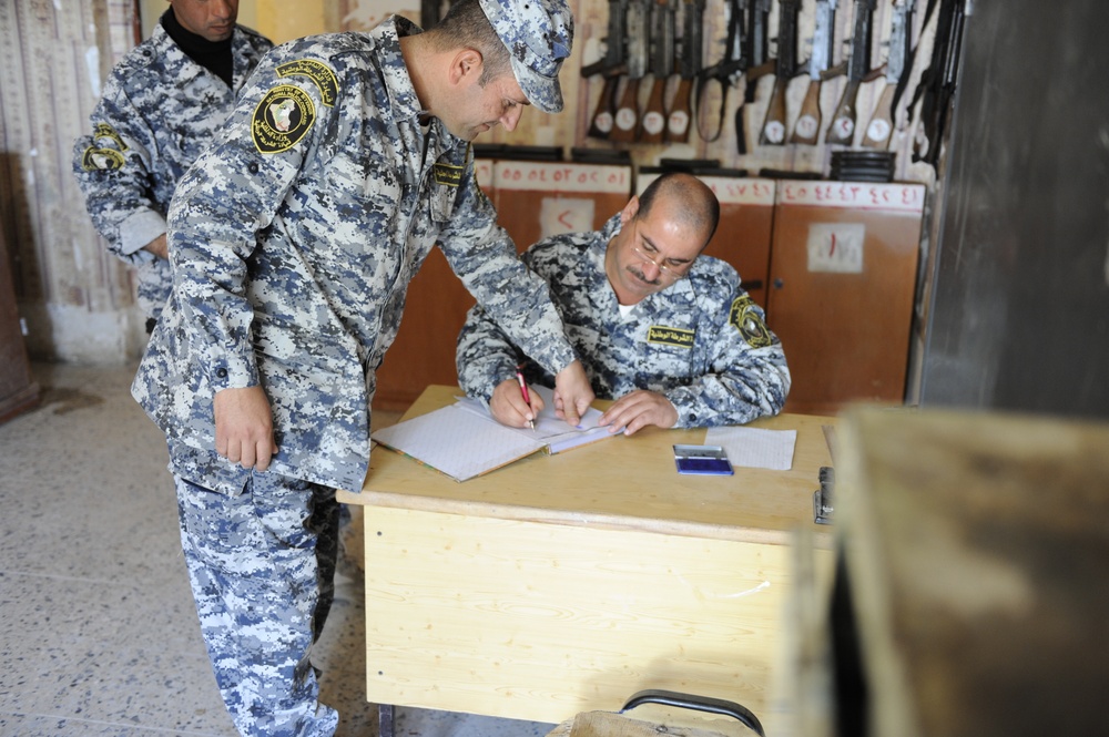 Iraqi national police officers train at headquarters in Rumaylah