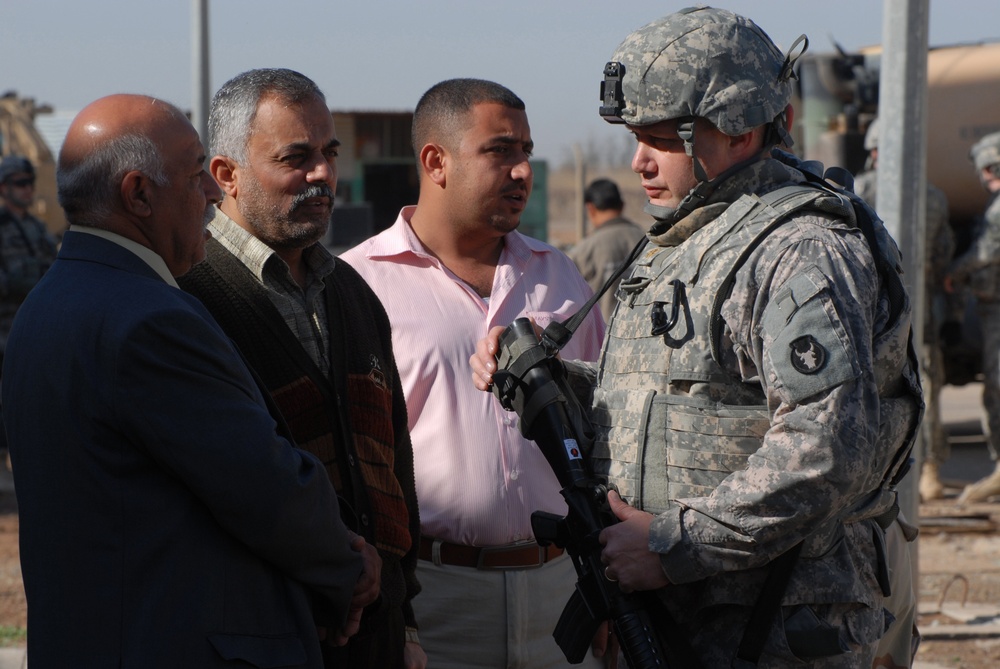 834th Aviation Support Battalion Delivers Fuel to Local Iraqis