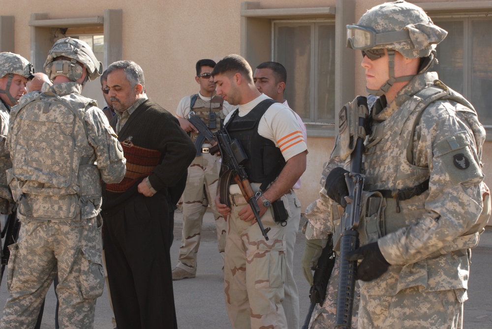 834th Aviation Support Battalion Delivers Fuel to Local Iraqis