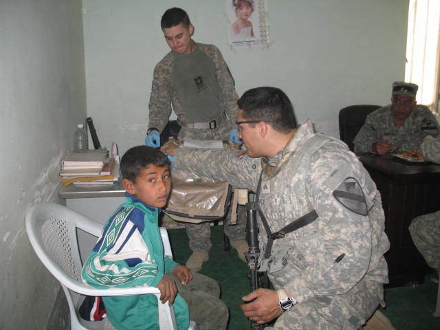 Iraqi, U.S. Soldiers give joint aid to Musharah