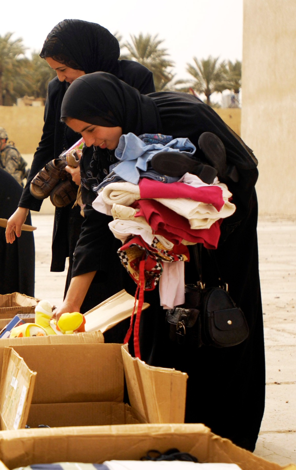 Iraqi army, Iron Brigade Soldiers give clothes, toys to widows in Arab Jabour