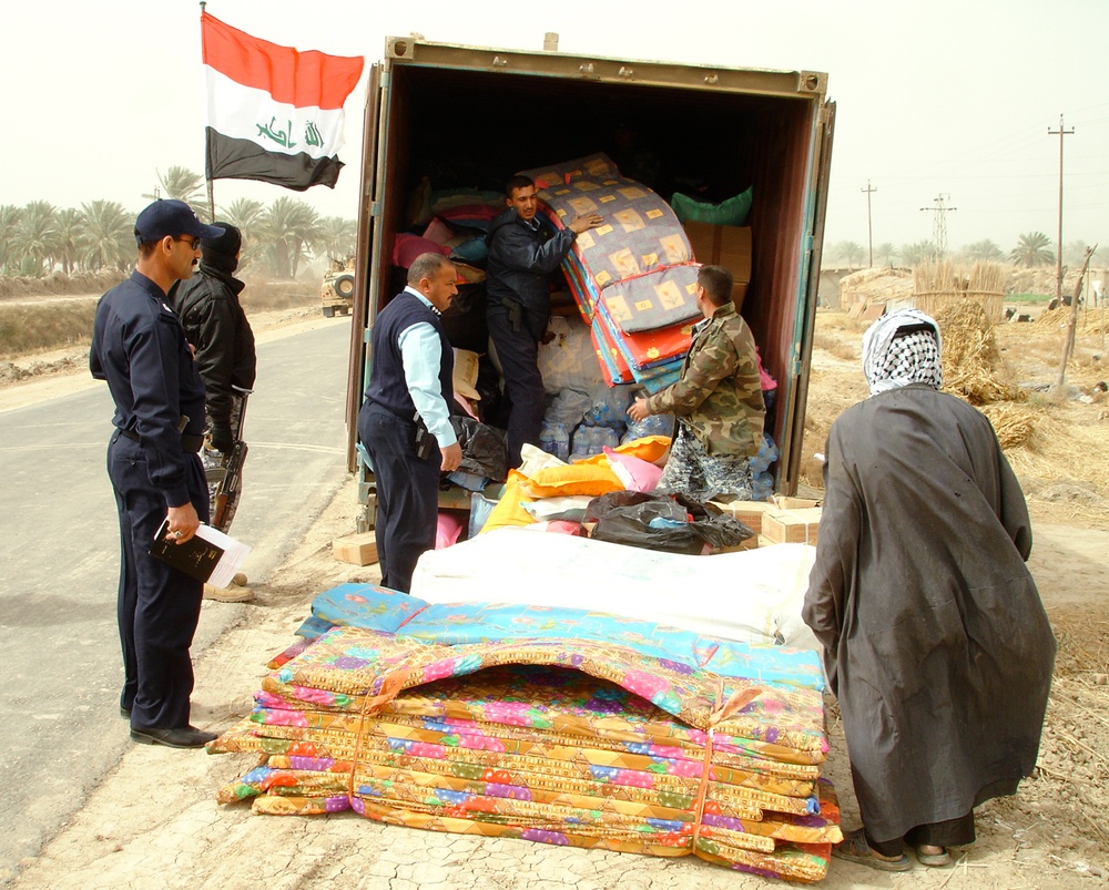 Iraqi police, U.S. Soldiers deliver humanitarian aid in Babil