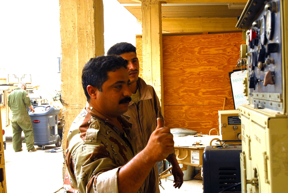 Iraqi Army mechanics learn to fix generators