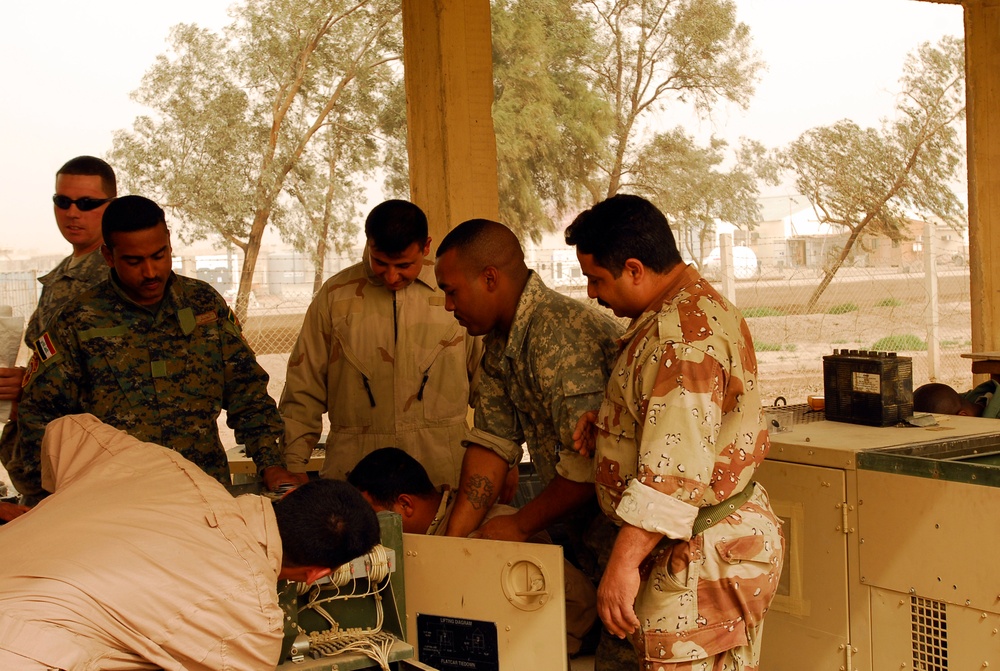 Iraqi Army mechanics learn to fix generators