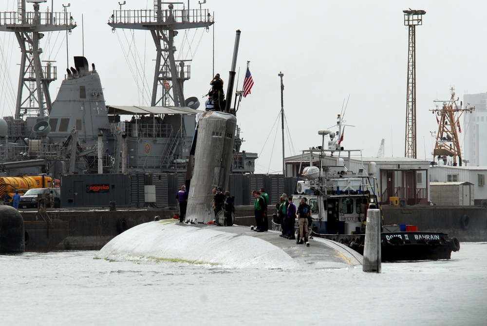 USS Hartford Arrives in Bahrain