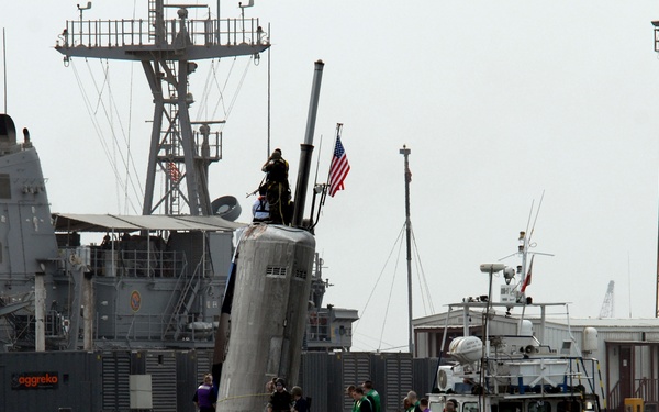USS Hartford Arrives in Bahrain