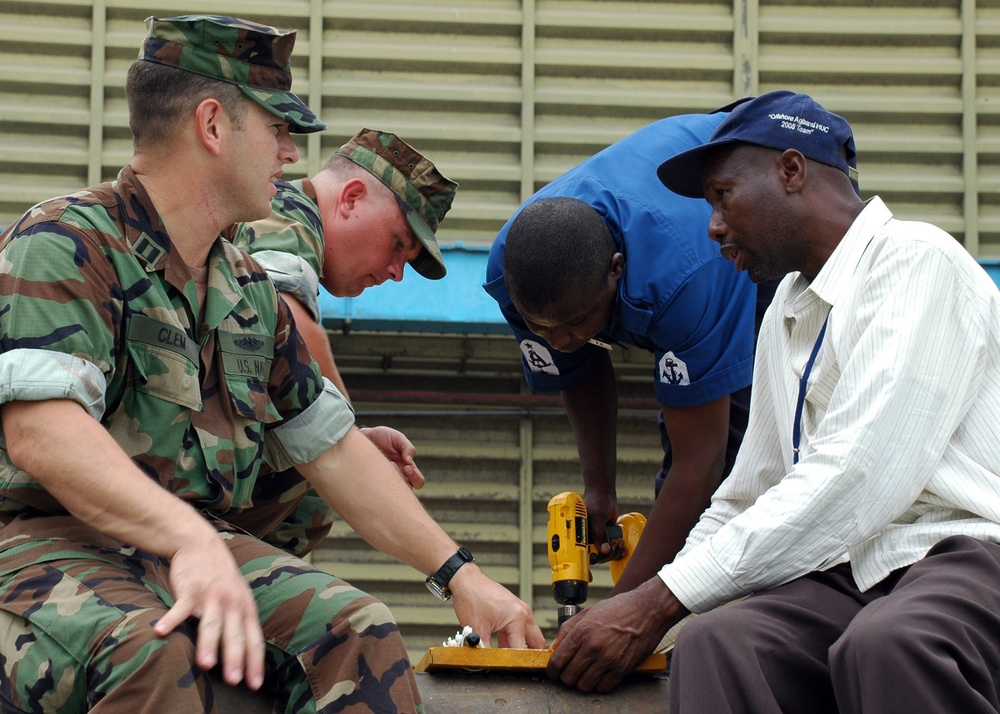 USS Nashville Sailors work with Africa Partnership Station