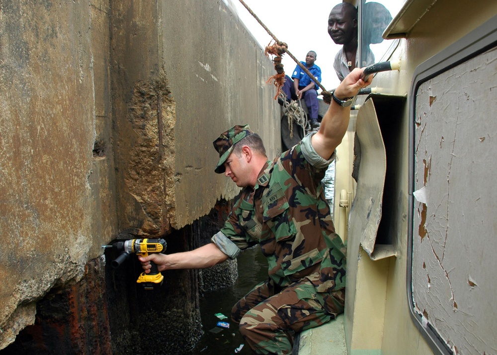 USS Nashville Sailors work with Africa Partnership Station