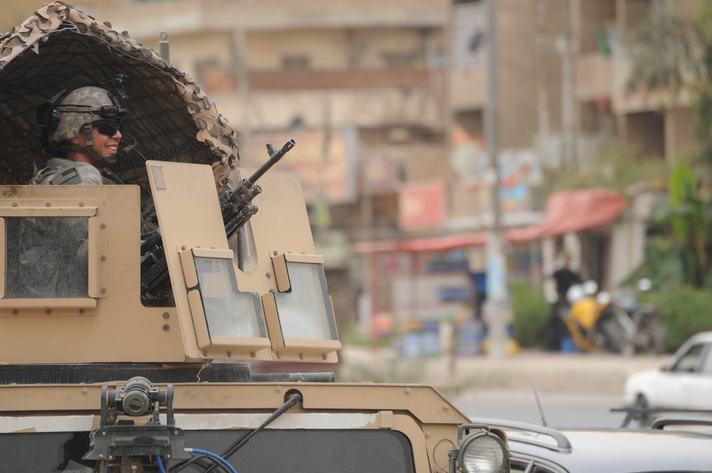 Artillery paratroopers conduct Iraqi Security Force checkpoint inspection