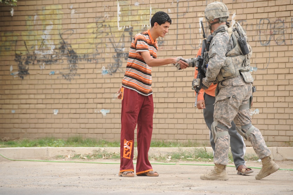 Artillery paratroopers conduct Iraqi Security Force checkpoint inspection