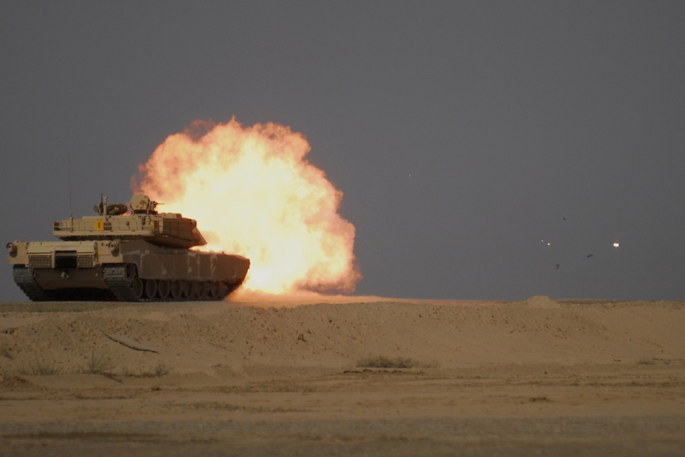 Iraqi Army Soldiers prepare to field M1A1 main battle tank