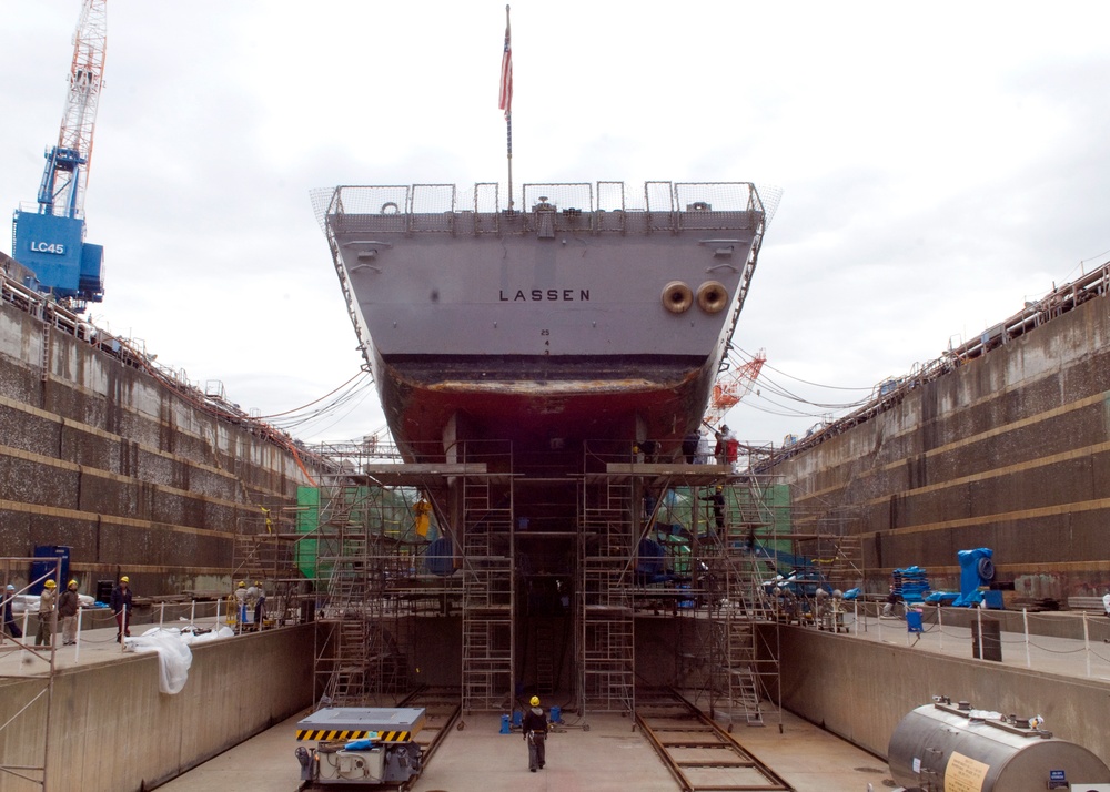 Maintenance on the USS Lassen