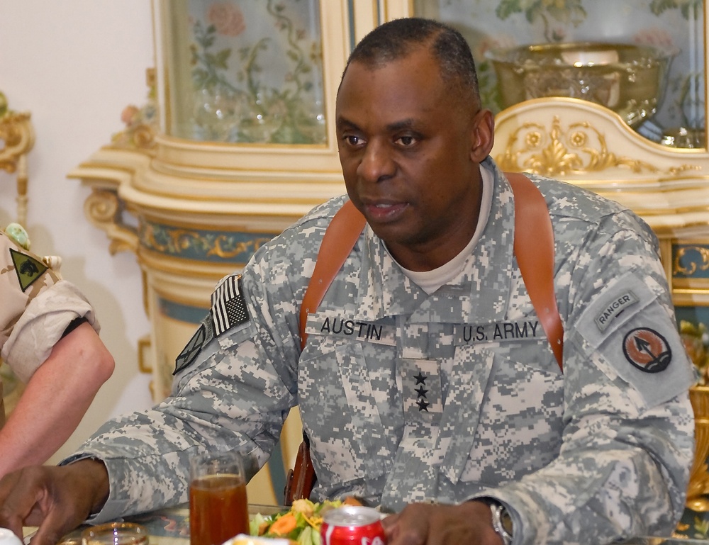 Multi-National Division-Center Commander hosts farewell dinner for Multi-National Corps-Iraq Commander