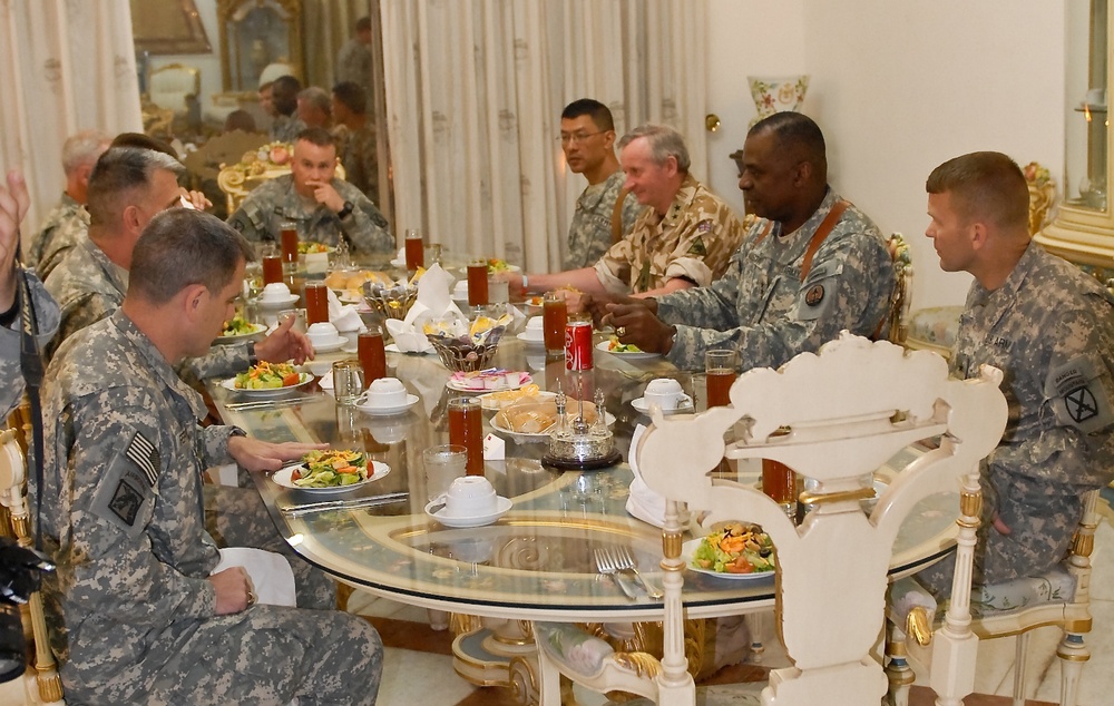 Multi-National Division-Center Commander hosts farewell dinner for Multi-National Corps-Iraq Commander