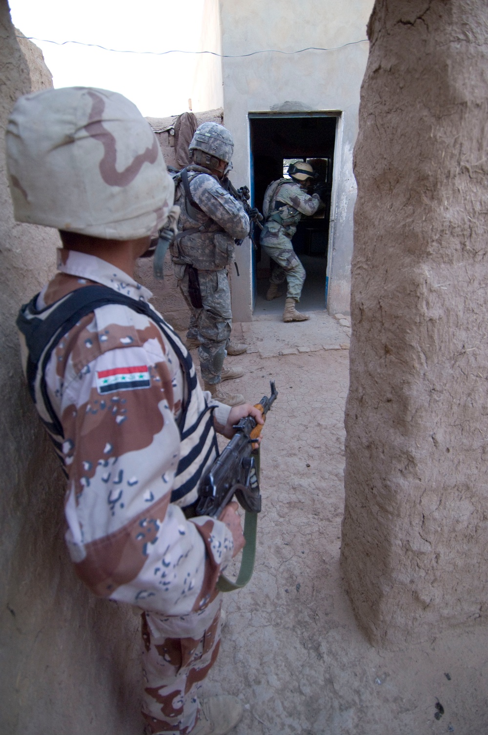 Iraqi, U.S. soldiers conduct clearing operation in Shuzayf