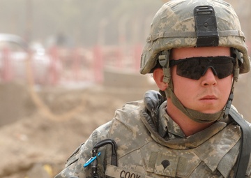 Paratroopers, Iraqi army soldiers protect main city highway