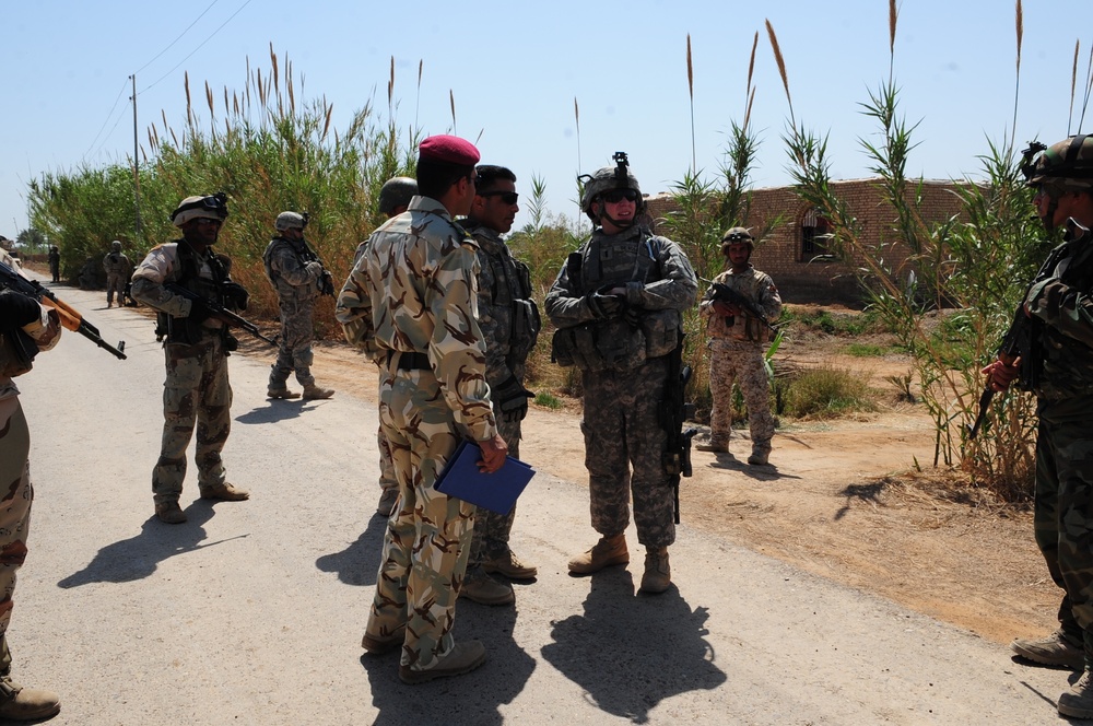 Patrol in Mahmudiyah, Iraq