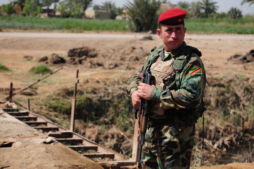 Patrol in Mahmudiyah, Iraq