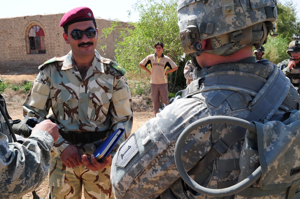 Patrol in Mahmudiyah, Iraq