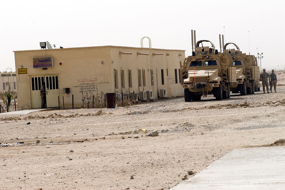 Iraqi Department of Border Enforcement agents learn basic first aid