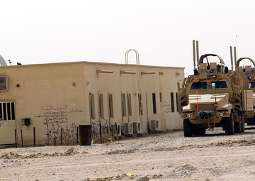 Iraqi Department of Border Enforcement agents learn basic first aid