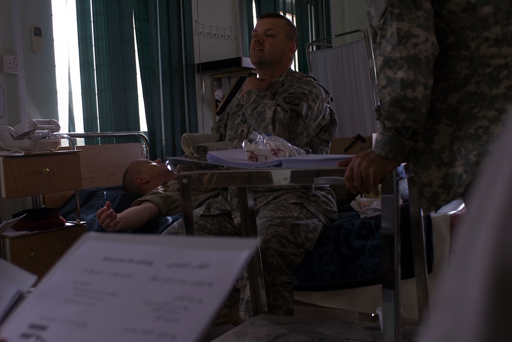 Iraqi Department of Border Enforcement agents learn basic first aid