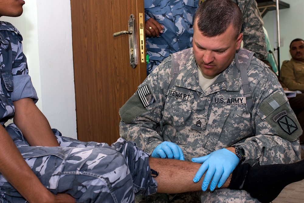 Iraqi Department of Border Enforcement agents learn basic first aid