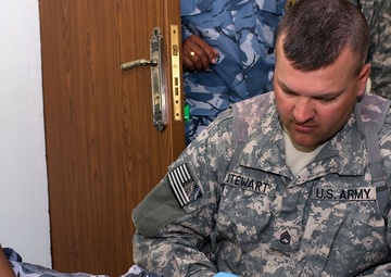 Iraqi Department of Border Enforcement agents learn basic first aid