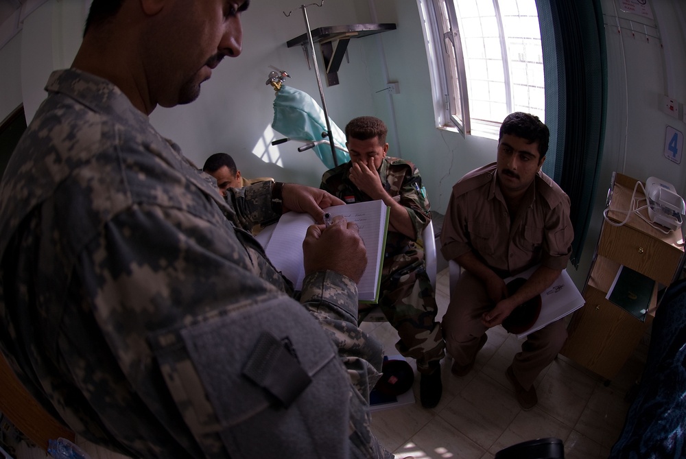 Iraqi Department of Border Enforcement agents learn basic first aid