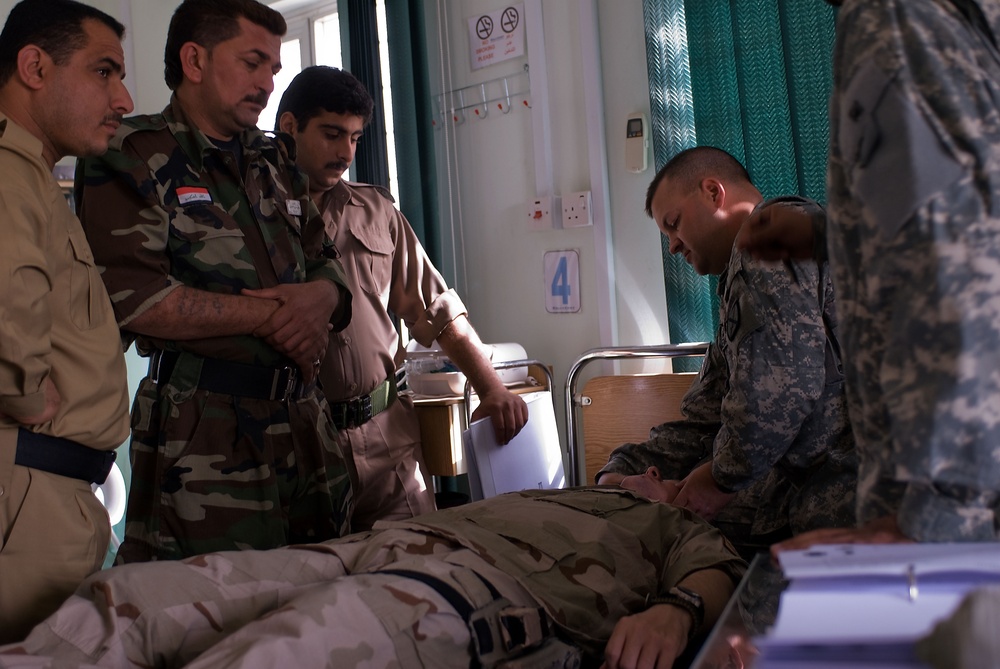 Iraqi Department of Border Enforcement agents learn basic first aid