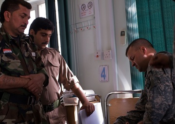 Iraqi Department of Border Enforcement agents learn basic first aid