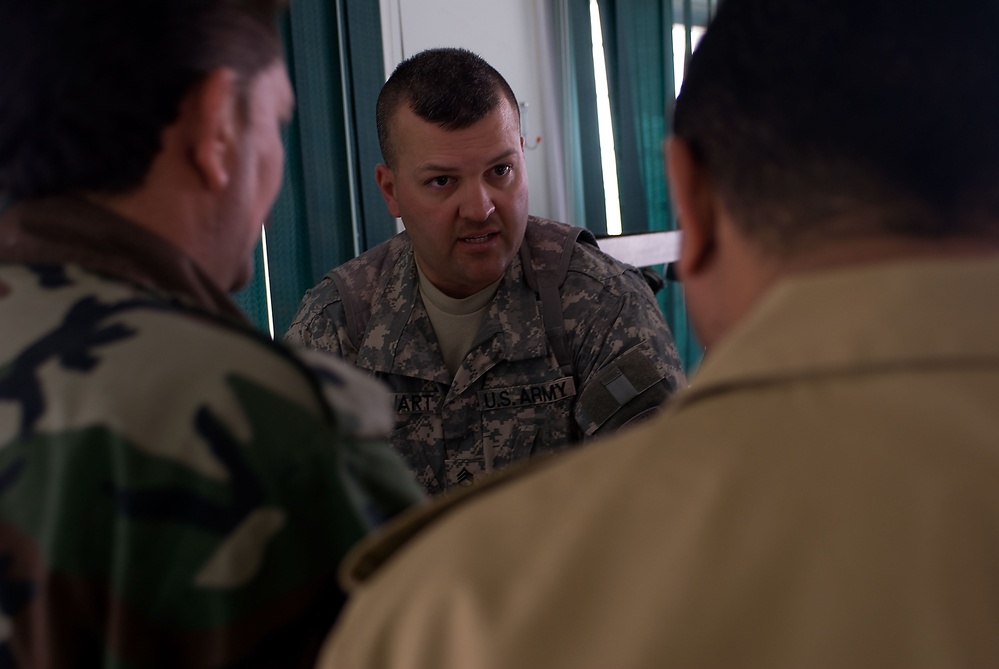 Iraqi Department of Border Enforcement agents learn basic first aid