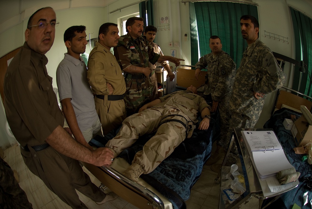 Iraqi Department of Border Enforcement agents learn basic first aid