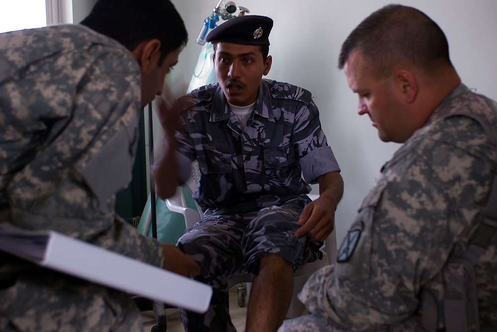 Iraqi Department of Border Enforcement agents learn basic first aid