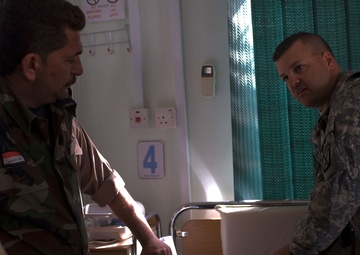 Iraqi Department of Border Enforcement agents learn basic first aid