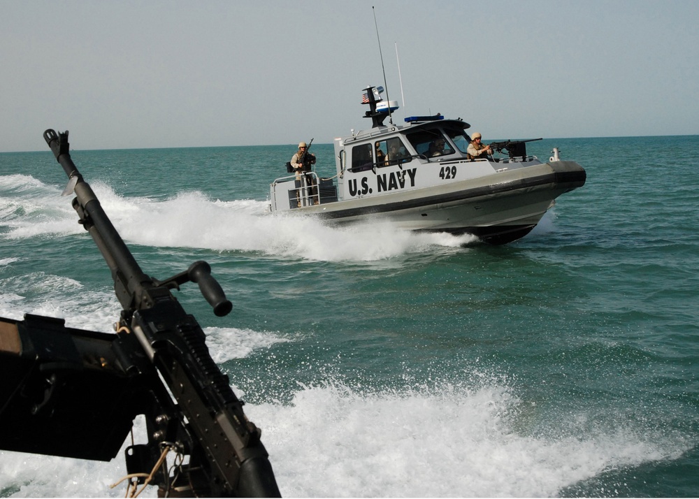 Coast Guard patrols, guards Khawr Al Amaya Oil Platform, Al Basra Oil Terminal