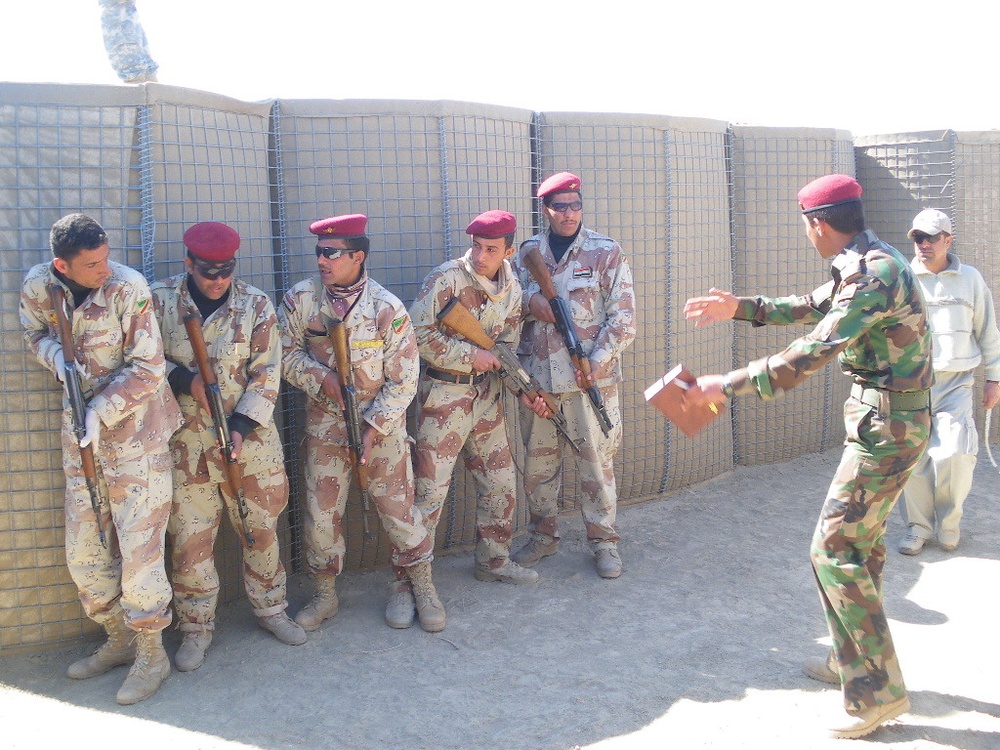 Iraqi army receives step-by-step instruction at Cedar