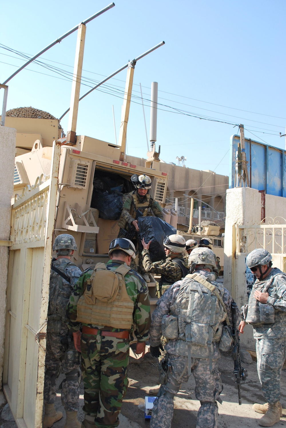Iraqi security forces, Paratroopers helping in al-Fadhil