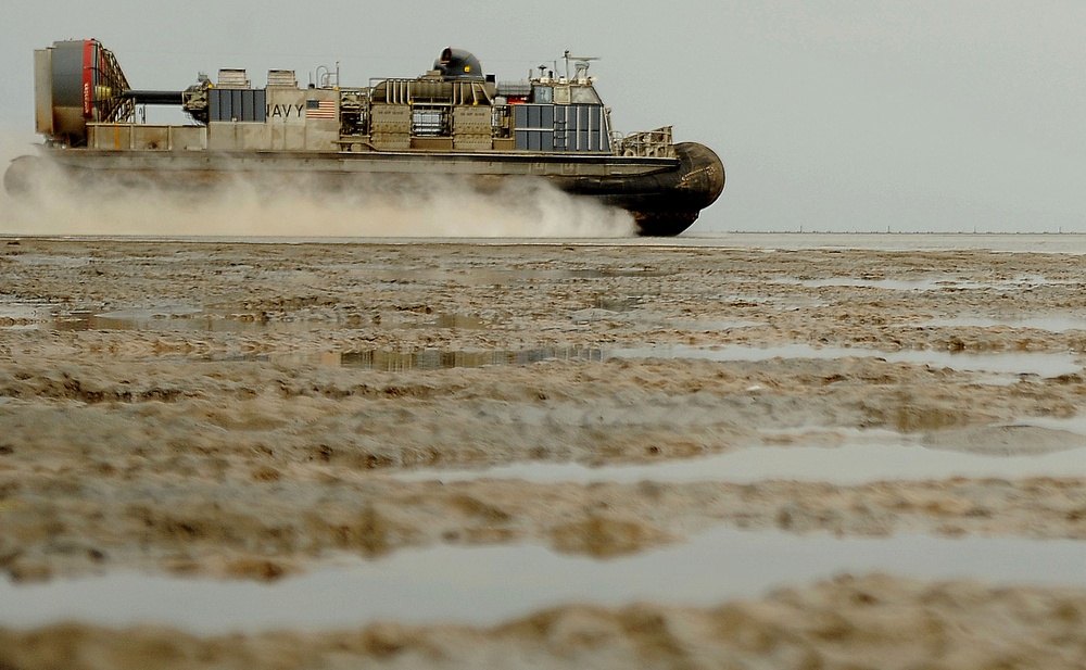 USS Boxer Expeditionary Strike Group and 13th Marine Expeditionary Unit Land on Djiboutian Beach