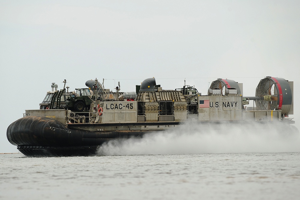 USS Boxer Expeditionary Strike Group and 13th Marine Expeditionary Unit Land on Djiboutian Beach