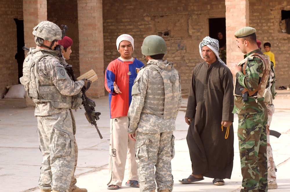 Patrol in Albu Sawwat, Iraq