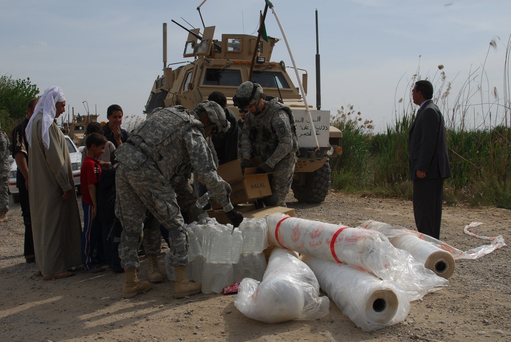 Bara'ia families receive food, water and farming supplies