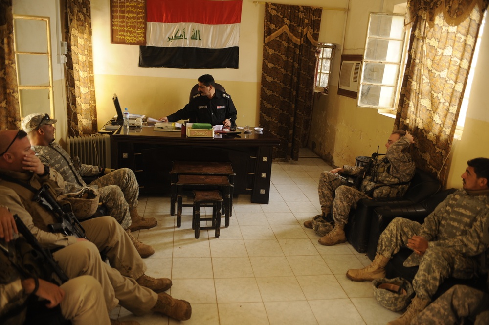 U.S. Soldiers visit Iraqi police stations